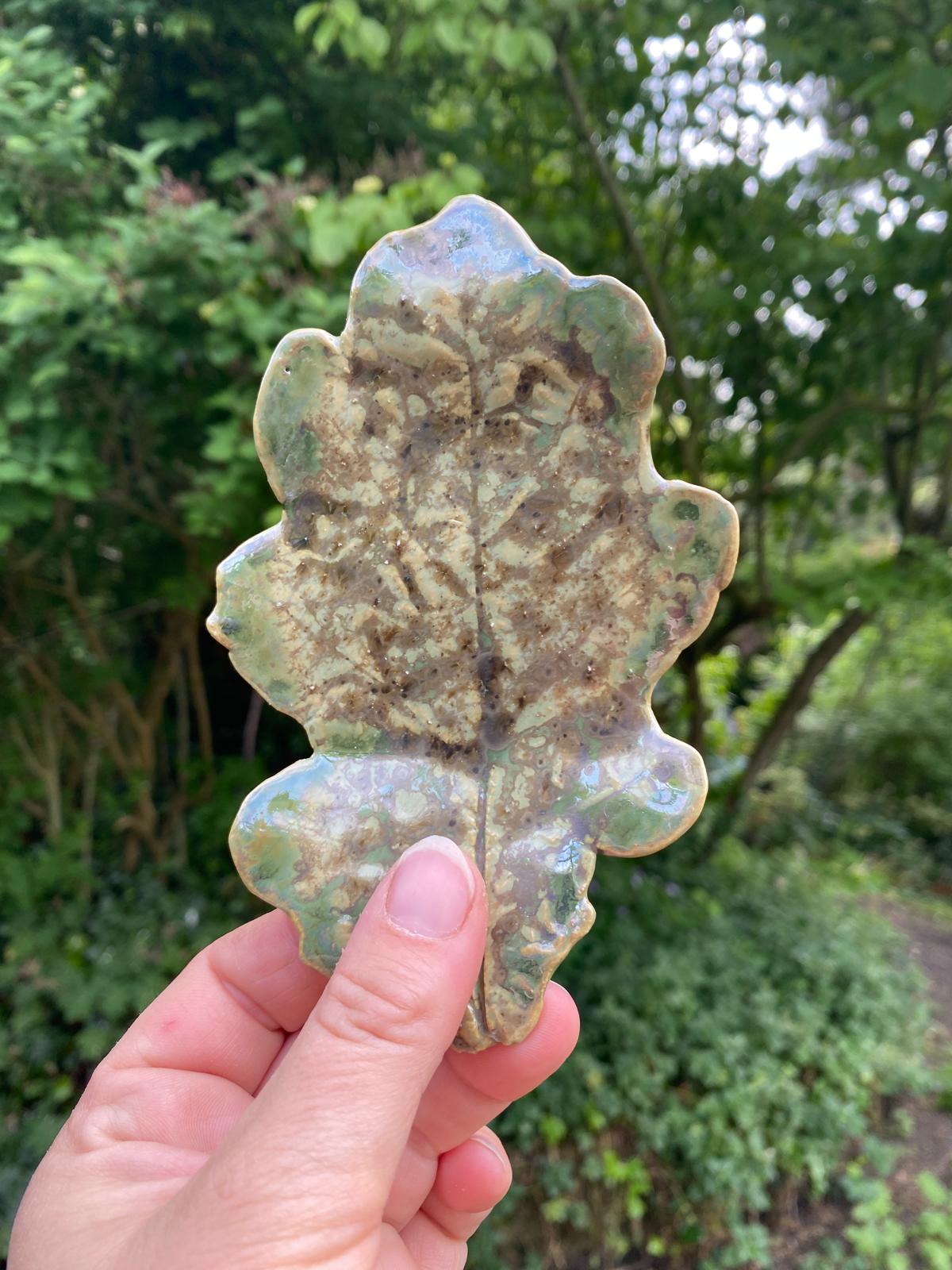 Klein schaaltje in eikenblad