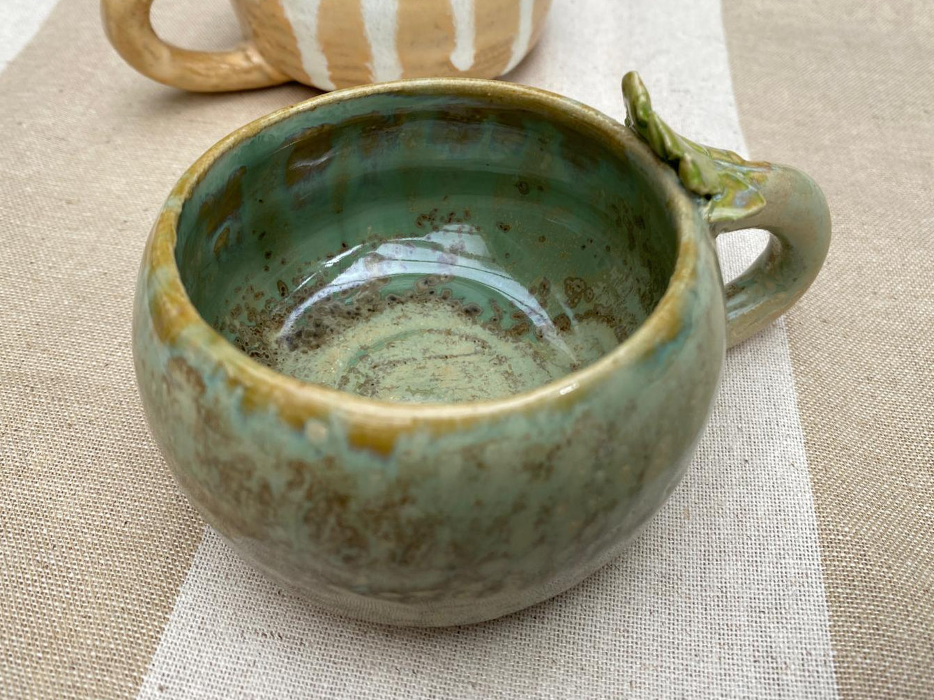 Kleine mok lichtgroen kristalglazuur