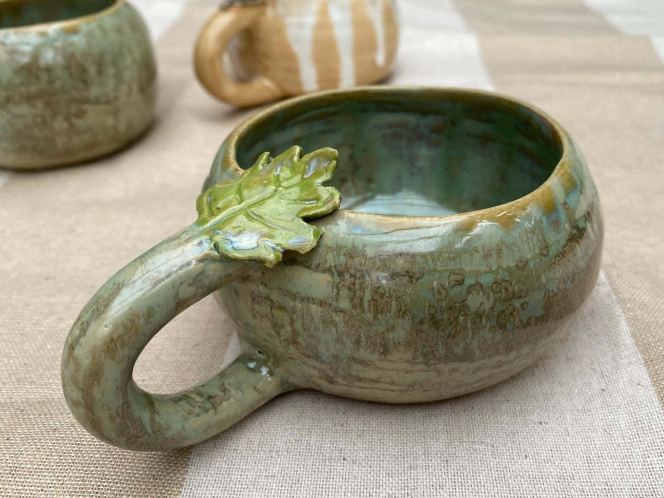 Kleine mok lichtgroen kristalglazuur