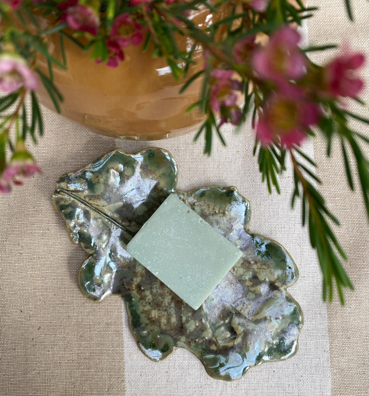 Klein schaaltje in eikenblad